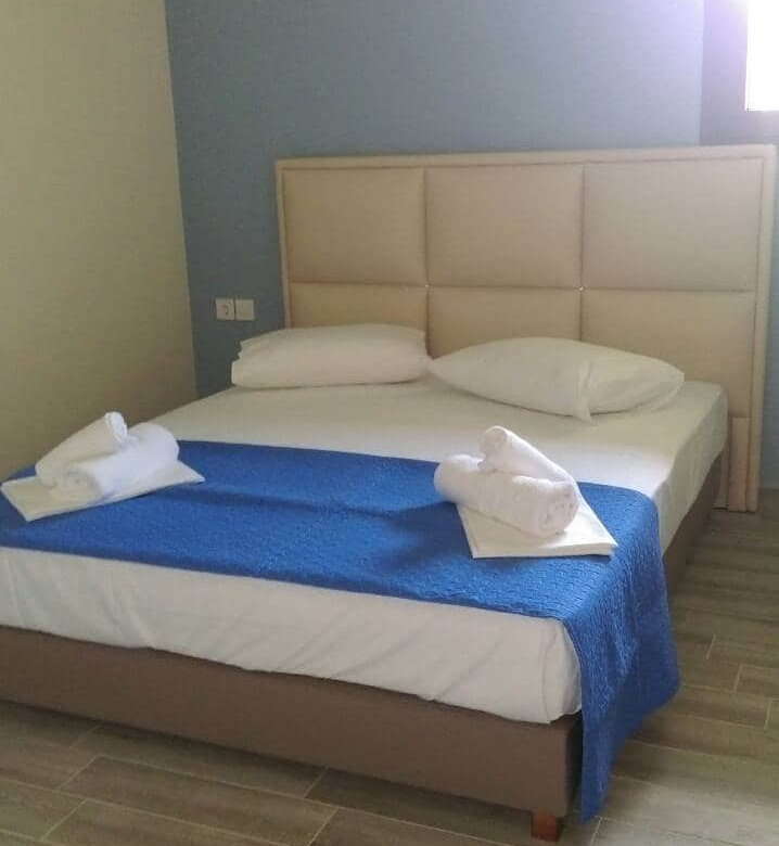 718
