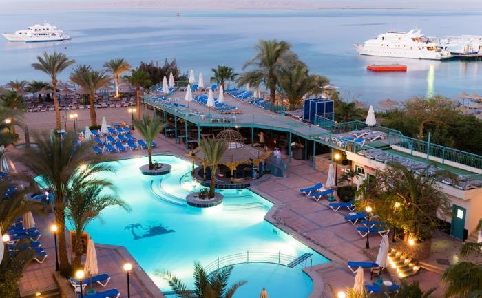 Bella Vista hotel u Hurgadi u Egiptu. Na slici se vidi bazen, palme i more, savrsen ambijent za kupanje i odmor.
