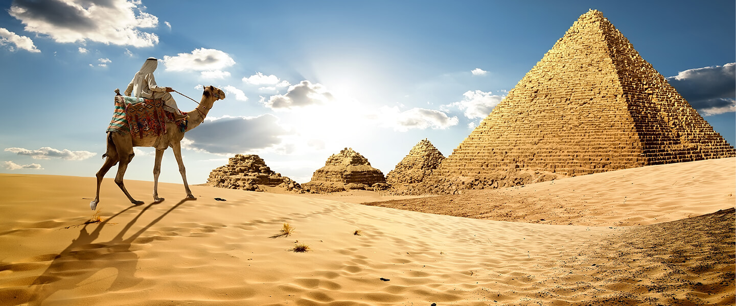 Egipat, najbolji hoteli u cenovnom rangu. Na slici se vide piramide, kao simbol Egipta.