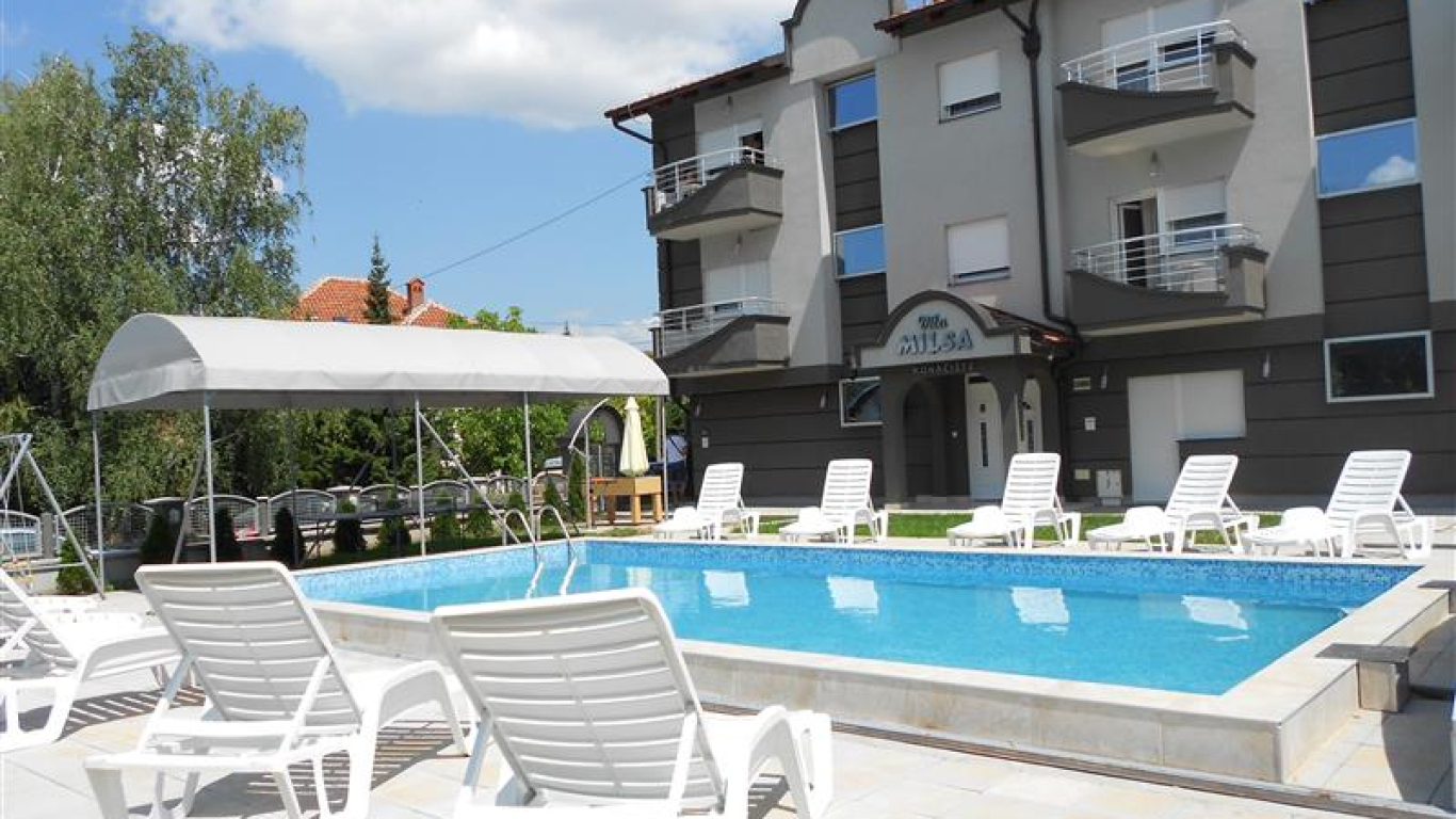 02-vila-milsa-dvoriste