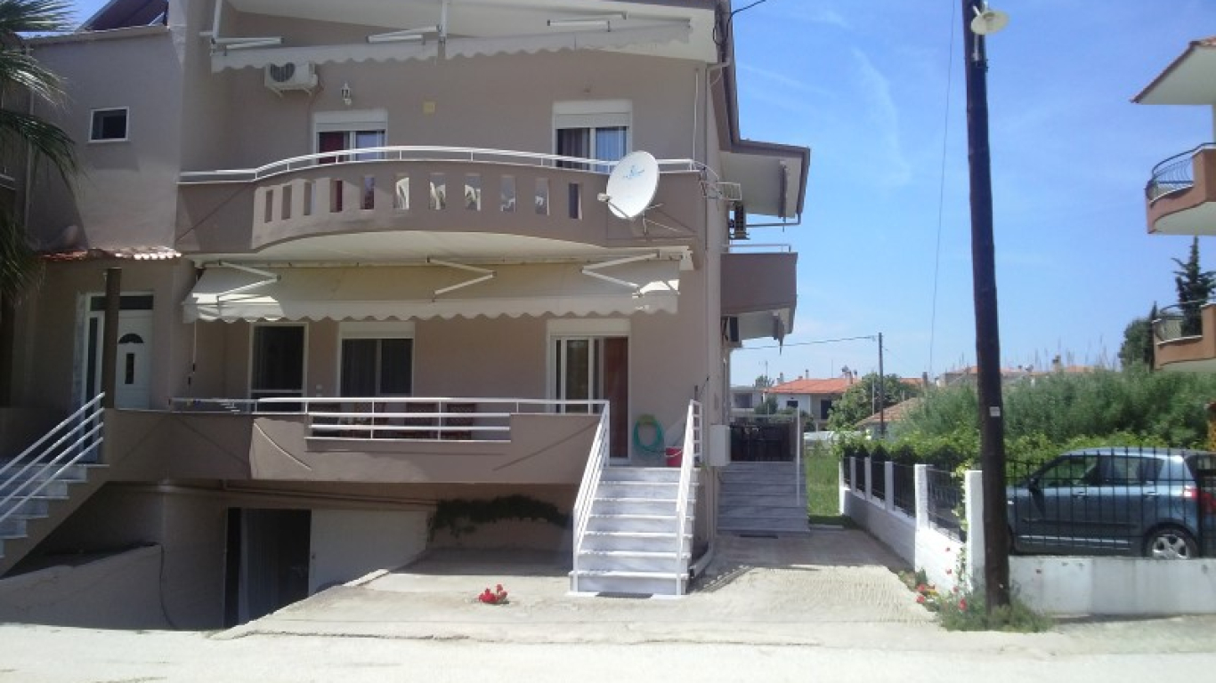 vila-dafni-ofrynio-beach-1